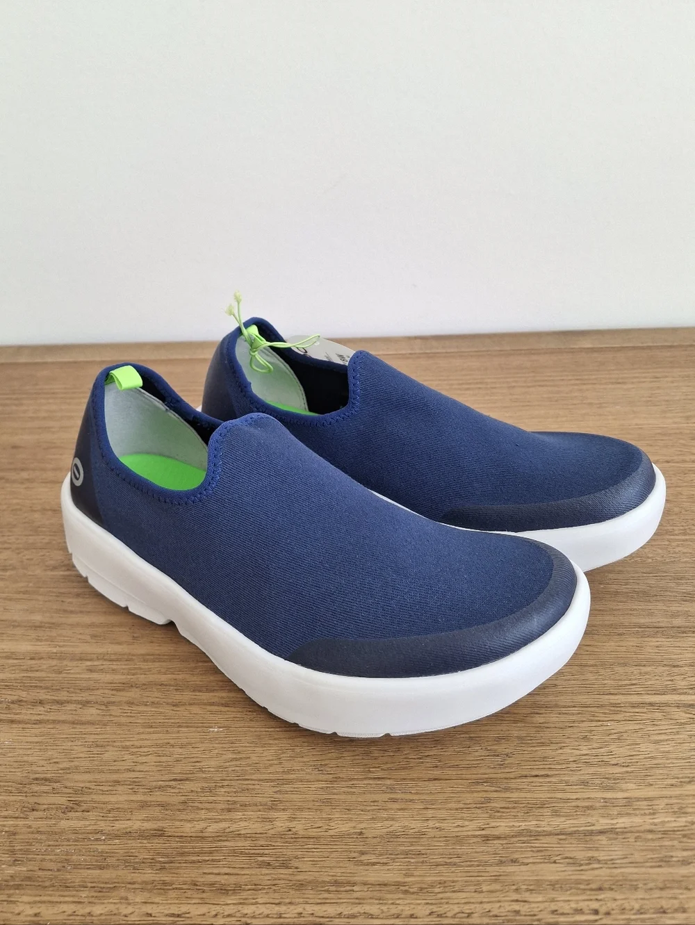 (New) OOFOS – OOmg eeZee Low Recovery Shoes (Navy) – Women's 8